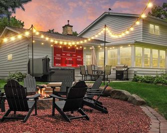 Hot Tub - Game Room - 20 min to Capitol - Pets - Sun Prairie - Terasa