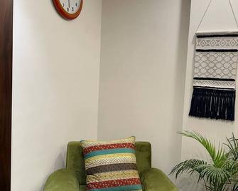 Exquisite 1BR in a villa with private kitchen - Indore - Living room