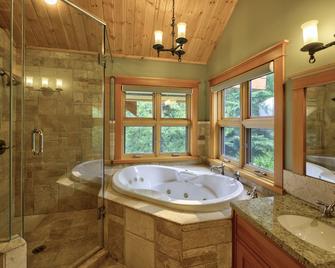 Most Luxurious Ski-In/Ski-Out Chalet @kmhr- 2800 Sft,4 Br,4 Ba - Golden - Bathroom