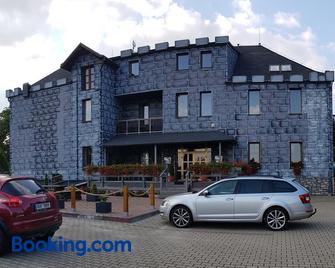 Hotel Camelot - Tisá - Edificio