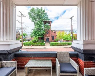 Historic Little Italy Two Bedroom w/ Private Drive - Cleveland - Balcony