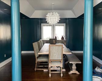 Beautiful, Fun Lakefront Retreat -- Perfect for family reunions / groups - Brookfield - Dining room