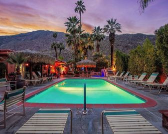 كايوتي إن - بالم سبرينغس - حوض السباحة