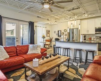 Perfect Luxury Condo in Midtown! Great Amenities! - Oklahoma City - Living room