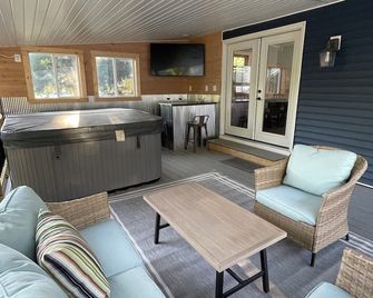 Walk to Platt River, Game Room, Hot Tub,Indoor Pickleball, Kayaks, Bikes, Arcade - Honor - Sala de estar