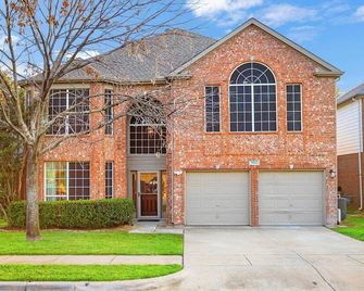The Painted Paddle: Pool, Hottub, Pickleball Court - Lake Dallas - Building