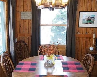 The Crystalaire Cabin - Charming, Relaxing, and Peaceful in A Very Quiet Area! - Frankfort - Dining room