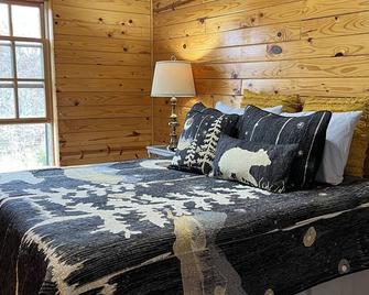 82 Acre Hobby Farm with Lincoln Log Cabin - De Soto - Bedroom