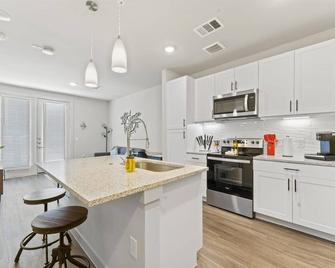 Heart of SoCo 2BR and 1BR King Suites with Free Parking, Pool, and Laundry Center - Austin - Kitchen