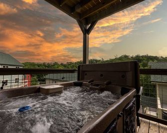 Location! 3 Minutes To Parkway, Game Room, Hot Tub, Wi-Fi, Views, Ez Roads! - Pigeon Forge - Balcón