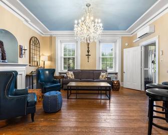 Stay In Historic Manor House - Bensalem Township - Living room