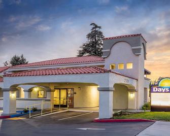 Days Inn by Wyndham Banning Casino/Outlet Mall - Banning - Building