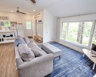 Charming cottage with beach access, a grill, dock, & nearby golf - Alton Bay - Living room