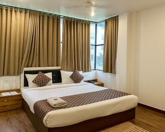 Hotel Seasons - Indore - Yatak Odası