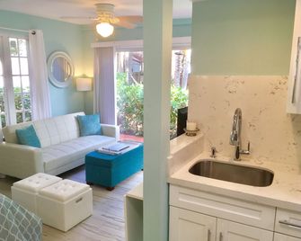 Bayside Cottage Retreat - Miami - Living room