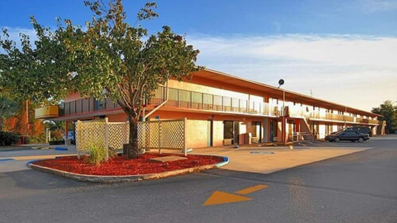 Super 6 Inn & Suites