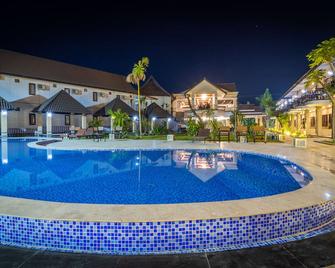 Vang Vieng Diamond Resort - Vang Vieng - Pool