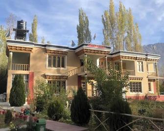 The Latsas - Hundar - Building