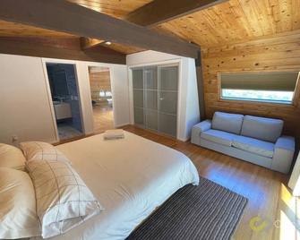 Luxurious Bayview Treehouse: Hot Tub, 15 min to SF - Brisbane - Bedroom