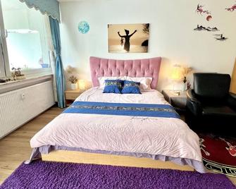 Stylish, Cozy & Quiet Apartment with one and half rooms in District 1 - Düsseldorf - Bedroom