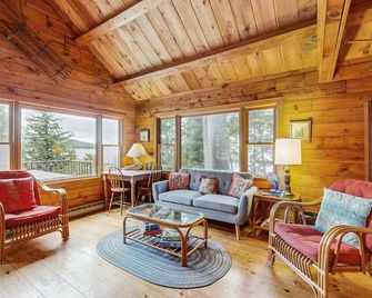 Waterfront cabin with amazing views from the deck & lake access - Greenville - Living room
