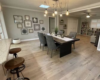 Wheelchair Accessible 3 Bedroom 2 Bathroom Home - Longwood - Dining room