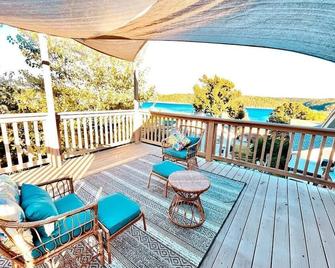 Beaver Lake Studio - King size bed and lake view - Rogers - Balcón