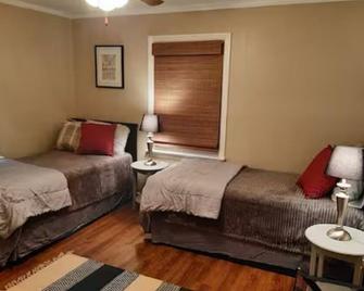 Cozy 2-bedroom cottage in quiet McDonough area with WiFi, AC, & country setting - McDonough - Bedroom