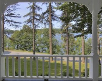 Charming landmark home on beautiful Copake Lake - Copake - Balcony