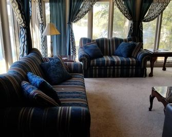 Peaceful, Secluded Lakefront Cabin - DeFuniak Springs - Sala de estar