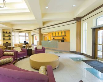 La Quinta Inn & Suites by Wyndham Raleigh/Durham Southpoint - Durham - Lobby