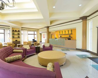 La Quinta Inn & Suites by Wyndham Raleigh/Durham Southpoint - דורהאם - לובי