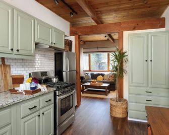 Tranquil cottage with fenced garden, fire pit, bbq, outdoor dining and hot tub. - Carmel-by-the-Sea - Kitchen