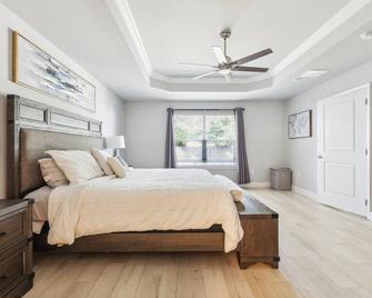 Family-friendly Oasis: Grilling & Outdoor Fun 4 Bedroom Home by RedAwning - Fort Walton Beach - Ložnice