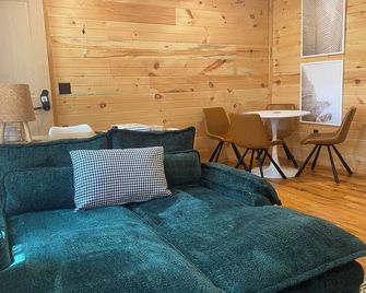 1 Bdr Cabin duplex unit on Apple River. Kayaks, SUPs & Sauna. Pet friendly! - Amery - Living room