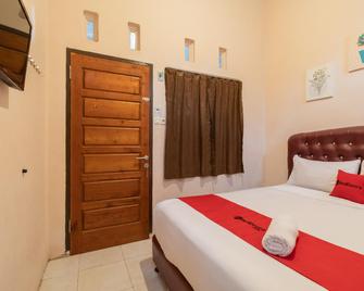 RedDoorz Syariah @ D'Ostha Residence - Bukittinggi - Schlafzimmer