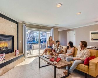 Awesome 3br 2bth 1 Block To Beach C2 - Newport Beach - Living room