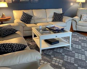 5 Bedroom Waterfront Escape: The Perfect Door County Getaway - Families & Groups - Algoma - Вітальня