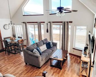 Cozy Okoboji Cabin at Bridges Bay - Arnolds Park - Living room