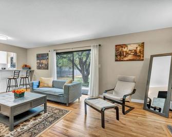 Entire House - Charming 3-Bedroom House - Quite Neighborhood - Carson City - Living room