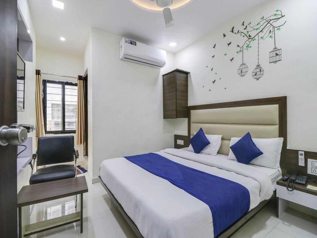 The Lake Palace - Ahmedabad - Bedroom