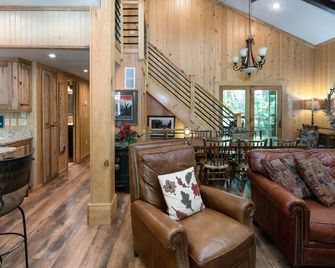 Luxury Waterfall Lodge & Guest House with Firepit, Hiking Trails, WiFi, Creek - Robbinsville - Living room