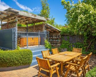 Olde Mill House B&B & Bike2Wine cycle hire - Renwick - Patio