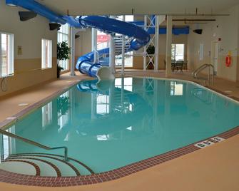 Holiday Inn Express Hotel & Suites Edson - Edson - Pool