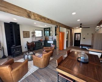 Brand new, fully remodeled tack room in a working barn at Rebel Ranch. - Laramie - Living room