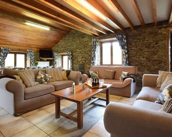 Lovely Holiday Home In Frahan wIth Terrace - Rochehaut - Sala de estar