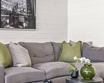 Trendy townhouse on lake’s edge with lush parks! - Wembley - Living room