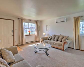 Cozy Allentown Home, 2 Mi to Hamilton District! - Allentown - Living room