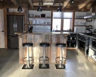 Breathtaking Views of Yellowstone on the Yellowstone River in a Luxury Lodge! - Gardiner - Küche