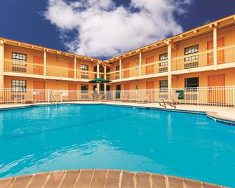 La Quinta Inn by Wyndham Odessa - Odessa - Piscina